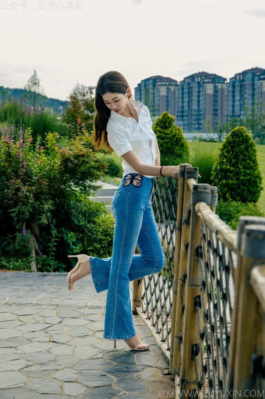 足愉心 NO.048 沐晴（搭配:白衬衣、牛仔长裤、肉色丝袜、浅色高跟鞋） - 足愉心